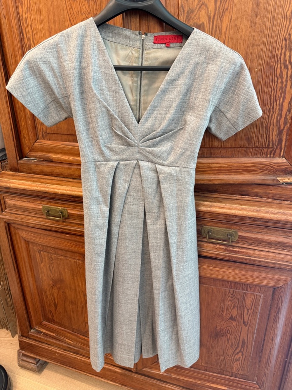 Sinclaire 10 Grey V-Neck Pleated Midi Dress Size 10